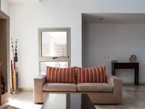 Casa en Venta con 4 cocheras
