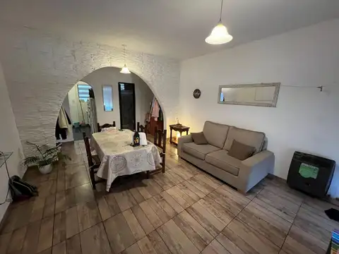 Casa 4 ambientes con 2 baños