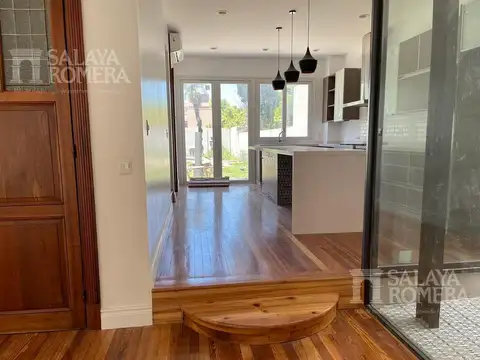 Casa en Alquiler con 3 cocheras