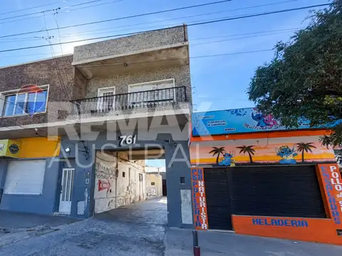 2 LOCALES.3 DEPTOS. 2 GALPONES. VENTA AVDA ALSINA