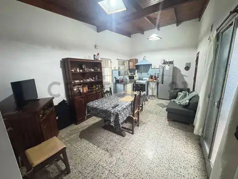 Ph de dos dormitorios y dos patios en venta, La Plata