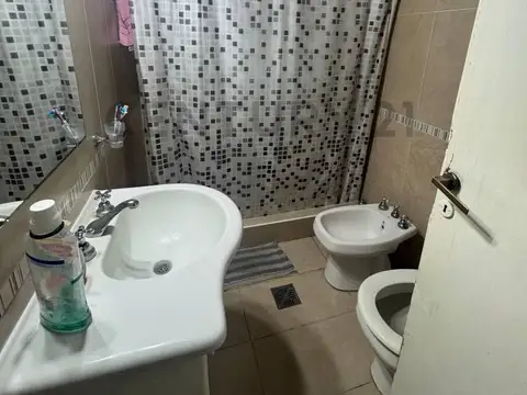 Ph de dos dormitorios y dos patios en venta, La Plata