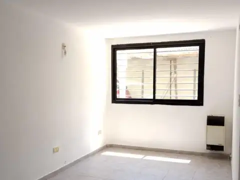 Calle 15 Entre 47 Y 48 776 , Piso PB