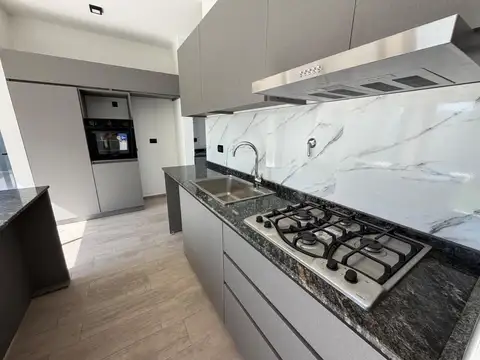 Casa 4 ambientes con 3 baños