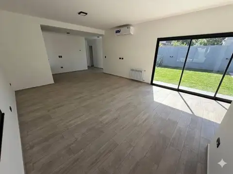 Casa en Venta con 3 cocheras