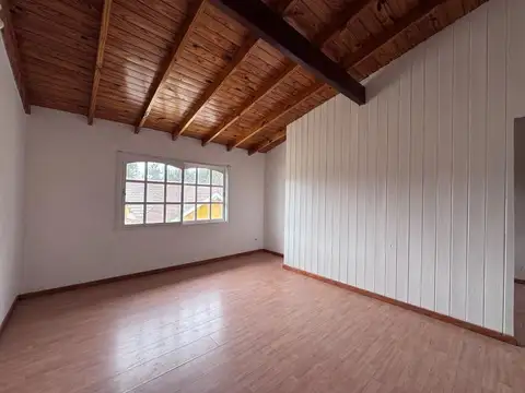 Casa en Alquiler con 1 cochera