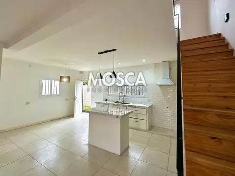 Casa 4 ambientes con 2 baños