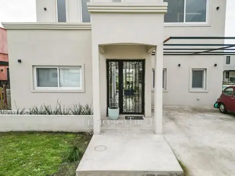 Casa en Venta con 4 cocheras
