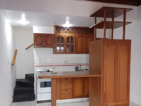 ALQUILER PH EN La Plata, Duplex 1 dormitorio, 2 baños , patio, equipo aire frio calor, altillo. Sin expensas