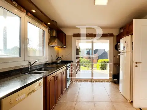 Casa 4 ambientes con 5 baños