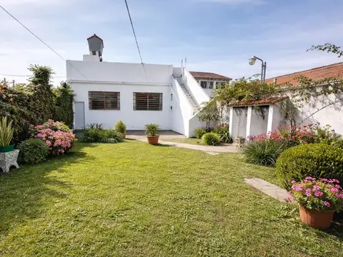 Casa 7 ambientes con 2 baños