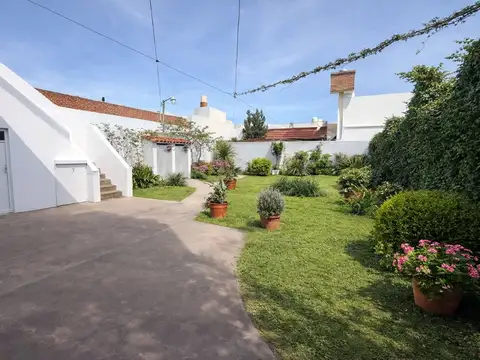 CASA PARA 2 FAMILIAS VENTA LANUS GALPON JARDIN