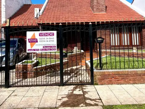 Venta casa chalet 5 ambientes 3 baños parque