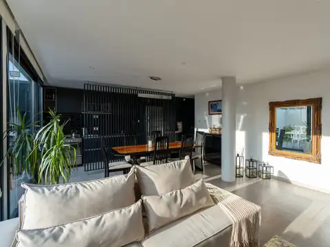 Dúplex venta Gonnet. 2 dormitorios, parque cochera
