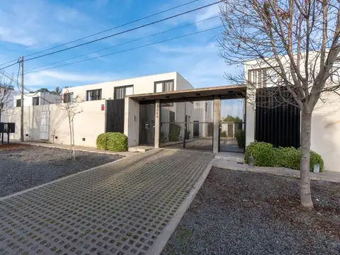 Dúplex venta Gonnet. 2 dormitorios, parque cochera