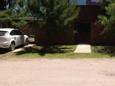 EXCELENTE CASA DE TRES DORMITORIOS, AMPLIA Y LUMINOSA