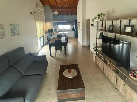 VENTA CASA CON COCHERA  Y PATIO VERDE