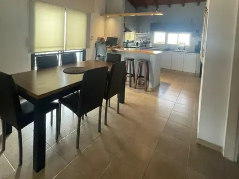 VENTA CASA CON COCHERA  Y PATIO VERDE