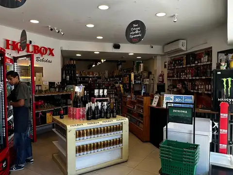 Local de bebidas en excelente esquina. Caba