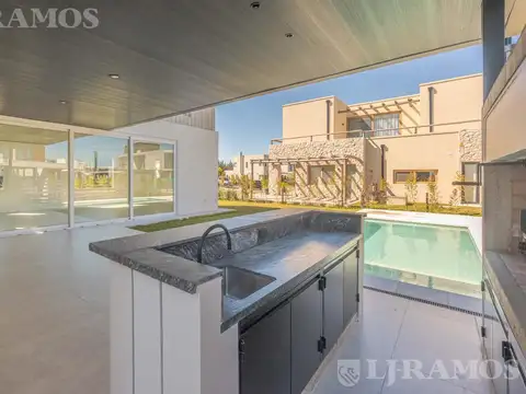 Casa 7 ambientes con 4 baños