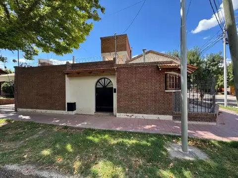 Almirante Brown esquina Dalmau 700