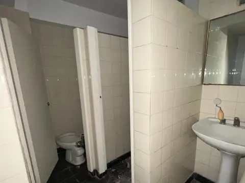 Oficina luminosa con baño