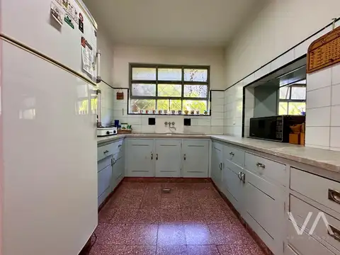 Excelente residencia en esquina. Gran jardín. Los Troncos.