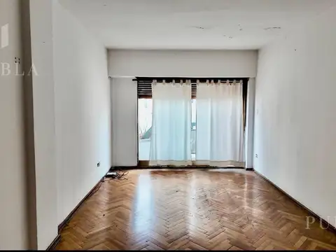 Departamento de 4 ambientes al frente con balcon y espacio guardacoche - semipiso- Caballito.