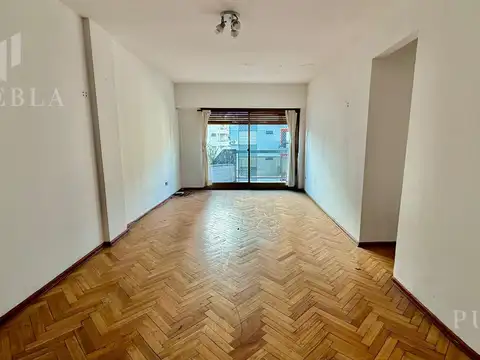 Departamento de 4 ambientes al frente con balcon y espacio guardacoche - semipiso- Caballito.