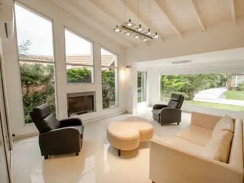 Casa 4 ambientes con 2 baños