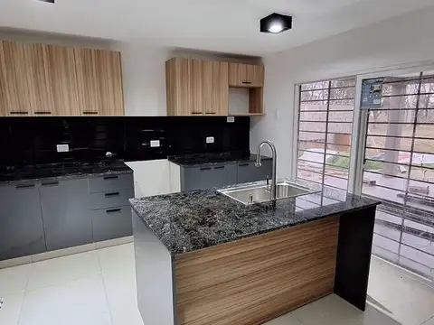 Casa 4 ambientes con 2 baños