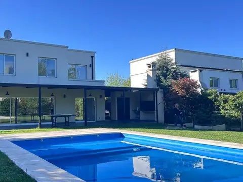Casa a la venta en lote central en Santa Guadalupe - CON RENTA HASTA ENE/26