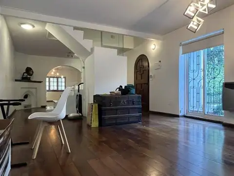 Casa en alquiler de 3 dormitorios con dos cocheras y con patio verde, Pichincha, Rosario.