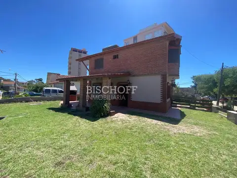 DÚPLEX DE 4 AMBIENTES, TODOS LOS SERVICIOS A MTRS DEL MAR