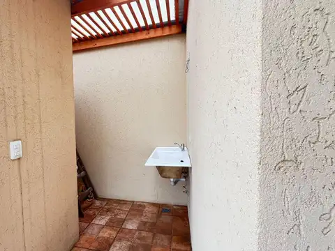 Casa 5 ambientes con 2 baños