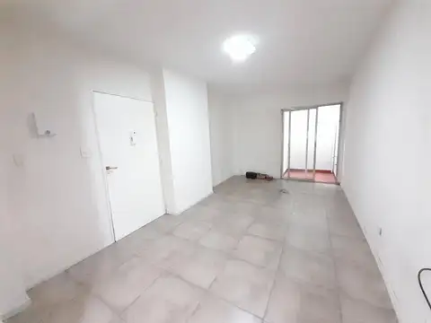 EXCELENTE DEPTO CON PATIO Y CONEXIÒN PARA LAVARROPAS