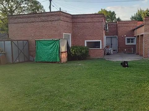 Casa en venta - 3 Dormitorios 2 Baños - Cocheras - 442Mts2 - Coronel Brandsen