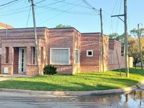 Casa 4 ambientes con 2 baños