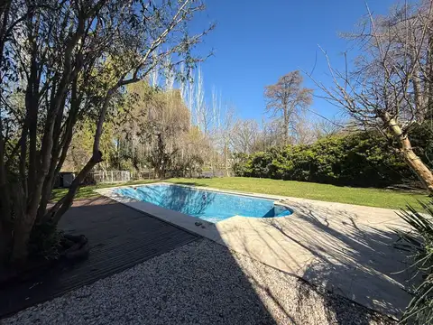 Casa en Venta con 3 cocheras