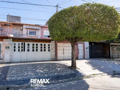 VENTA CASA DUPLEX - 4 DORM Y COCHERA - SAN NICOLAS