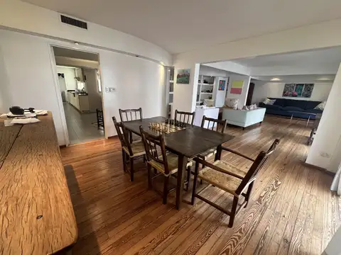 Piso de categoría • 232 mts. • 4 amb. c/ dep. • 2 cocheras • G. electrógeno • Vigilancia Totem