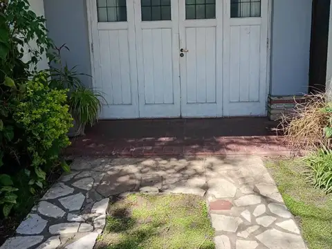 Casa 6 ambientes con 2 baños