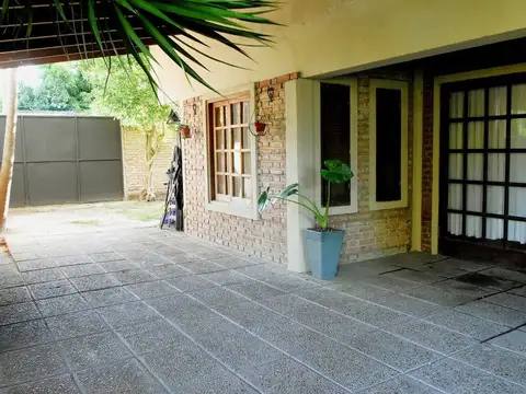 SE VENDE CASA EN RECONQUISTA, SOBRE F. ROSSI 2596