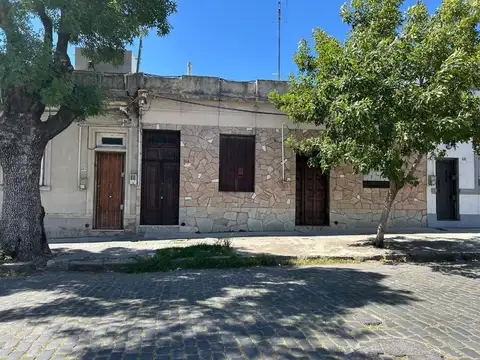 Venta de CASA de 2 dormitorios y patio en La Unión