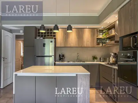 Casa en Venta con 3 cocheras