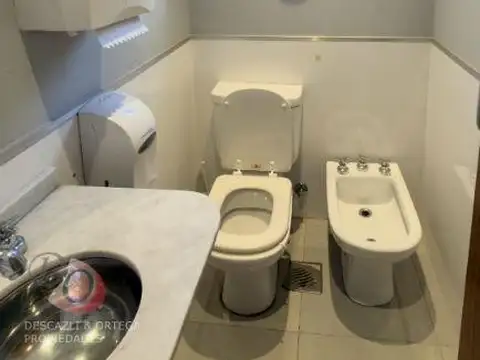 Oficina 12 ambientes con 4 baños