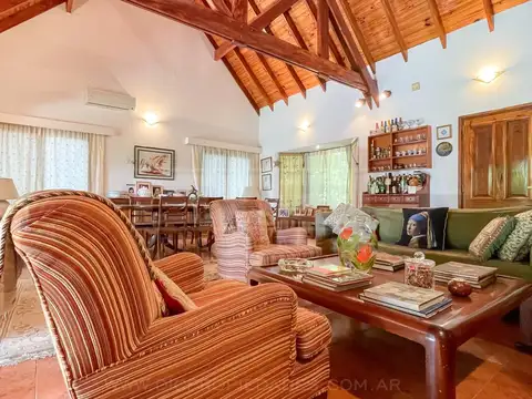 Casa en Venta con 3 cocheras