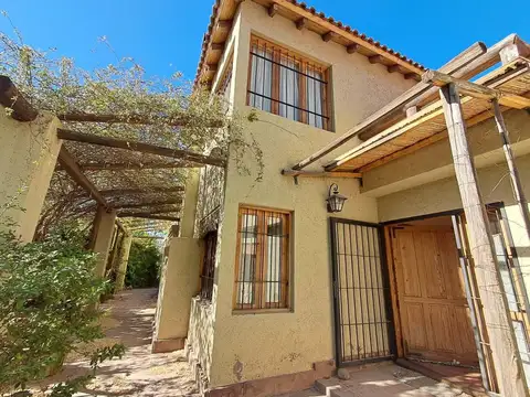 Casa 6 ambientes con 2 baños