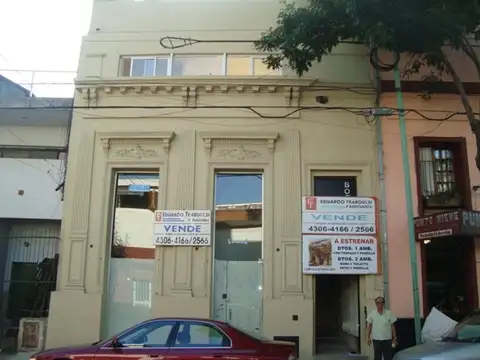 Local de 40 mts.2 de gran altura al frente SOBRE VIA PUBLICA