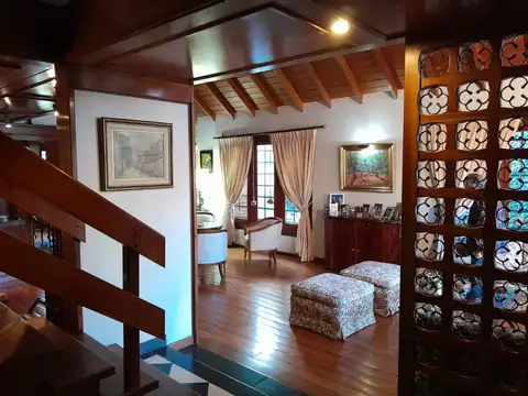 Casa en Venta con 2 cocheras